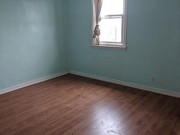 2nd image of 2227 Glenview St
