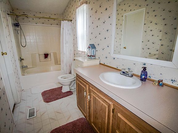 Full size master bathroom