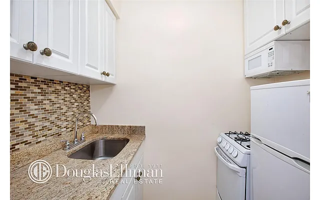 Sold by Douglas Elliman | media 8