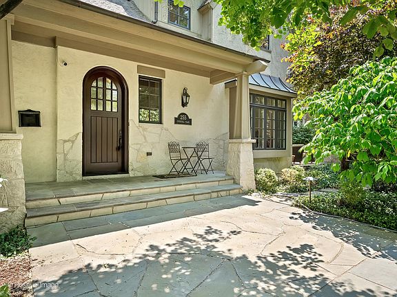 3rd image of 255 Churchill Pl