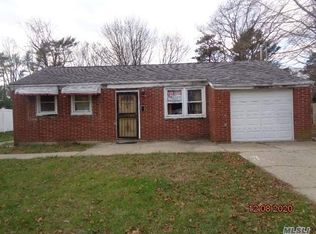 1586 N Gardiner Dr, Bay Shore, NY 11706