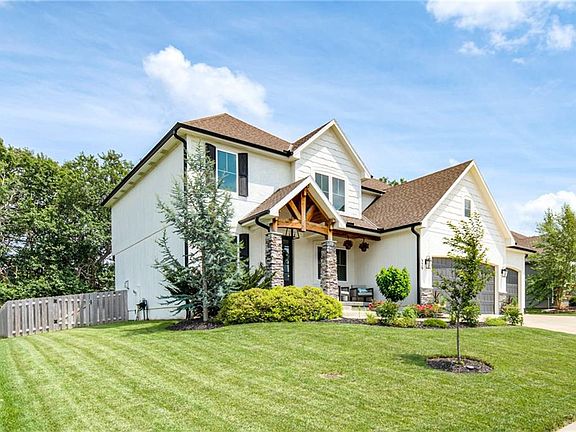 3rd image of 529 NE Legacy View Dr