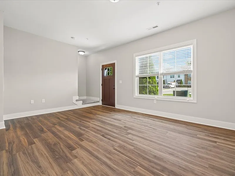 3 bed, 2.5 bath, 1350 sqft, $1,550 — Photo 2