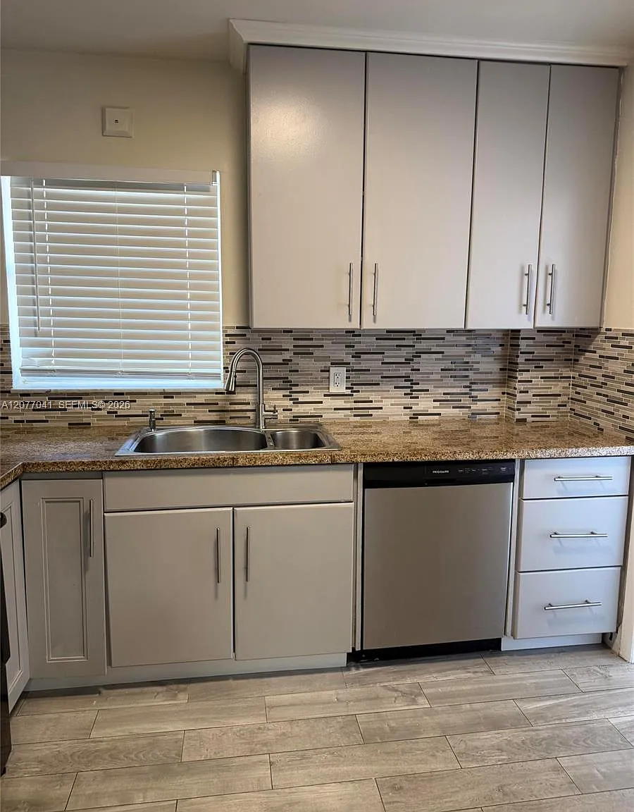 Pembroke Palms Condo — Photo 3