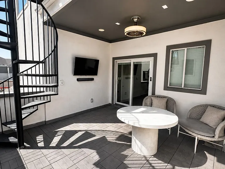 2211 Worthington St — Photo 30