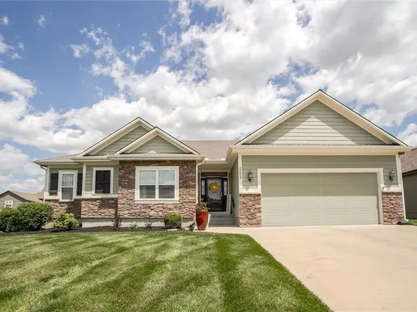 22523 Frontier Dr, Peculiar, MO 64078