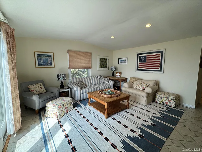 1429 Peconic Bay Blvd — Photo 10