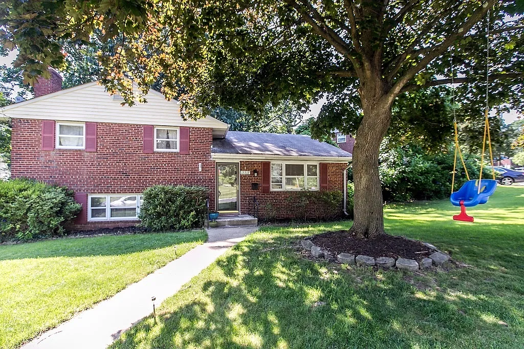 Spacious 3-BR 2-BA Split Level in Ideally Located Close in Rockville!! — Photo 1