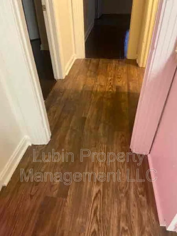 2 bed, 1.0 bath, 829 sqft, $800 — Photo 2