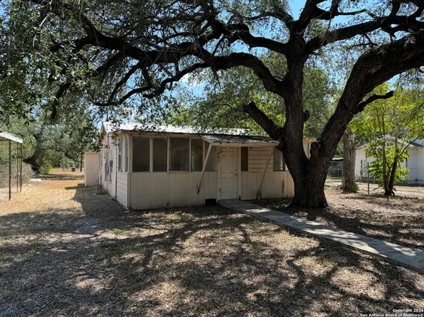 842 South Park St, Uvalde, TX 78801