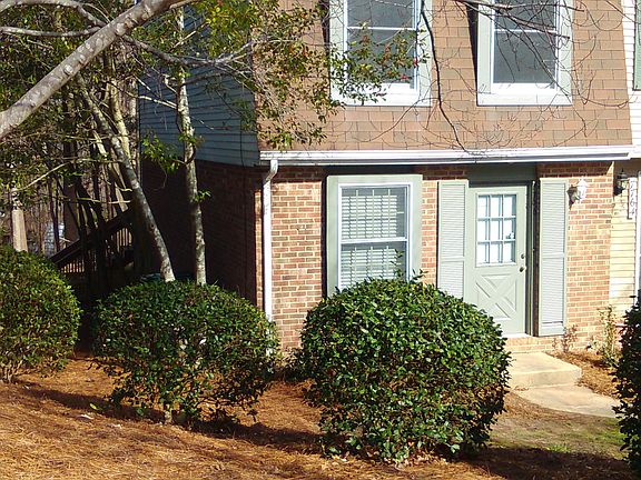 Lush landscape-end unit privacy