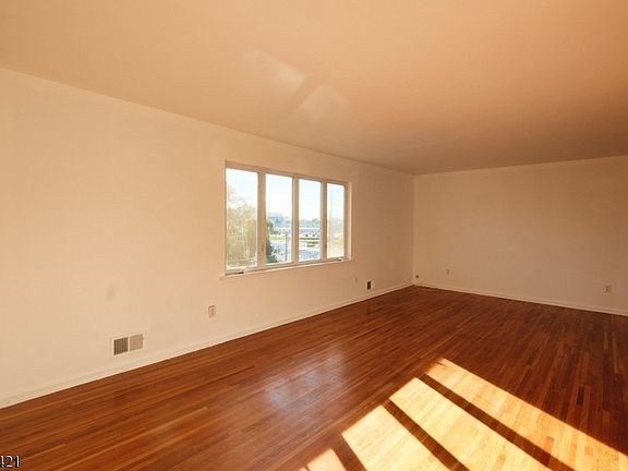 3rd image of 806 Hampden St
