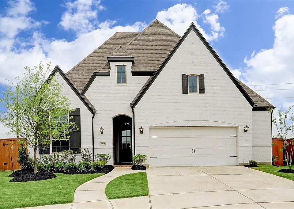 Located in the Master Planned Community Elyson is this very special Highland built home featuring white paint brick on quiet 10,022 sq ft cul de sac lot.