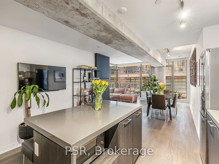 560 King St W #203 — Photo 7