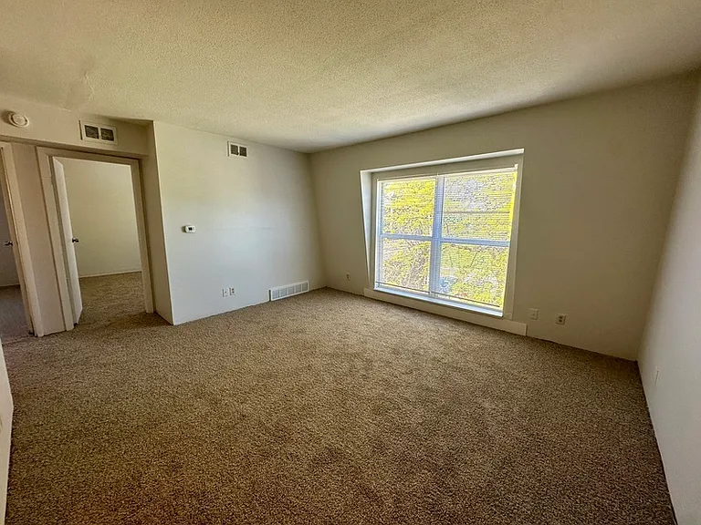 1450 Meadowview Dr #10 — Photo 2