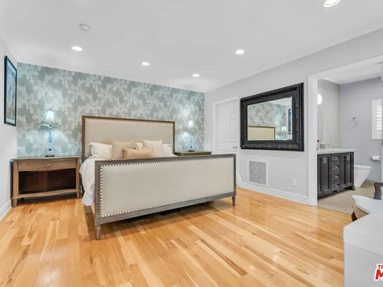 326 N Doheny Dr — Photo 21