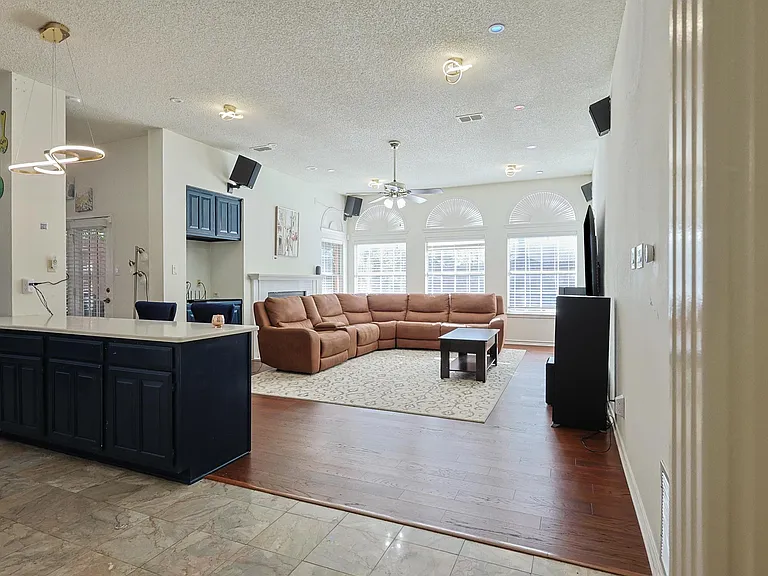 501 Halifax Ln — Photo 8
