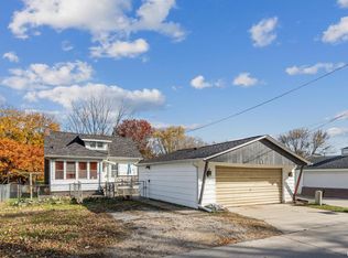822 28th St, Bettendorf, IA 52722