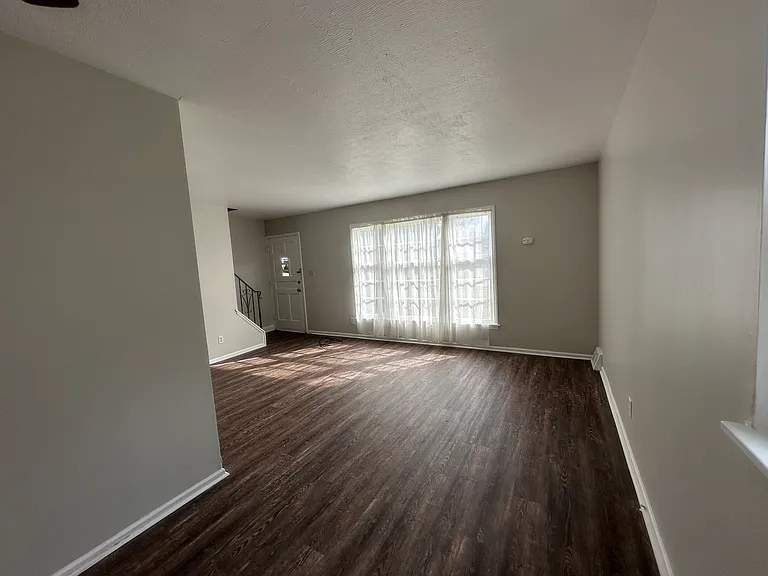 26471 Farringdon Ave — Photo 3