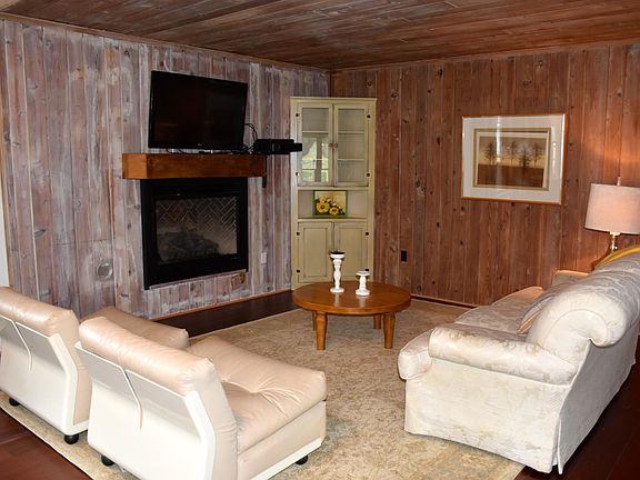 4th image of 2083 N Shore Dr