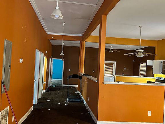 Hall way (4 beds and 2 baths)