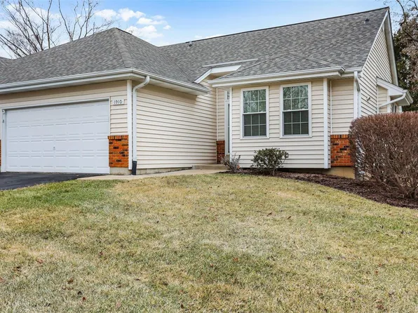 1910 King Arthur Ct, Saint Louis, MO 63146