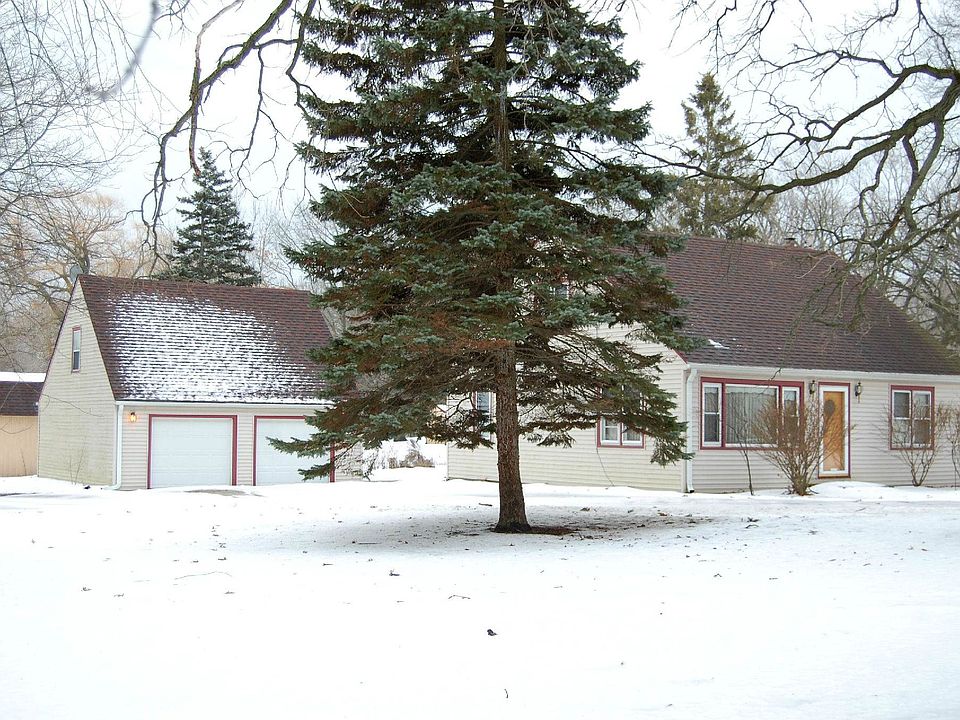 Sweet Cape Cod w/ outbuildings on 3 acres!