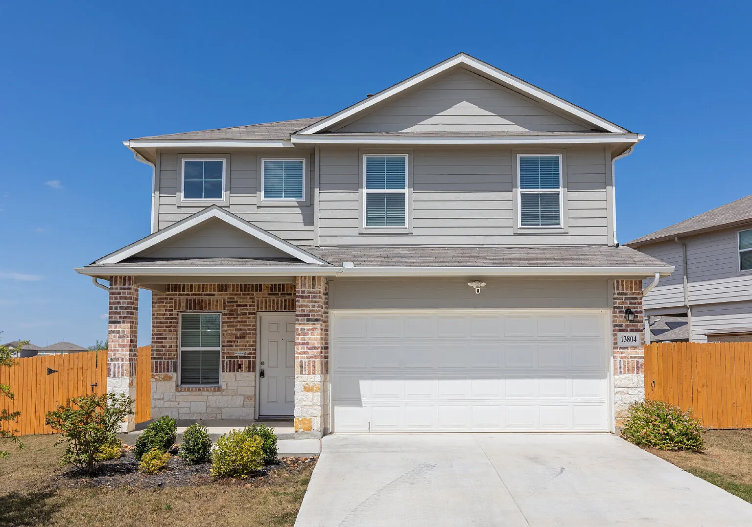 5 bed, 2.5 bath, 2493 sqft, $2,400 — Photo 1