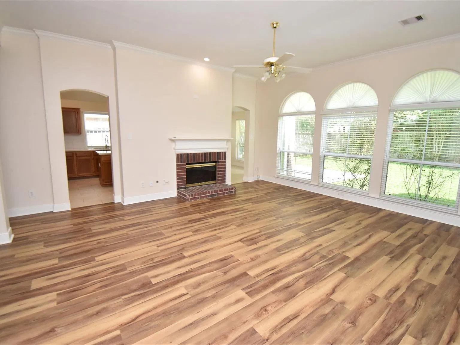 3 bed, 2.0 bath, 1941 sqft, $2,550 — Photo 2
