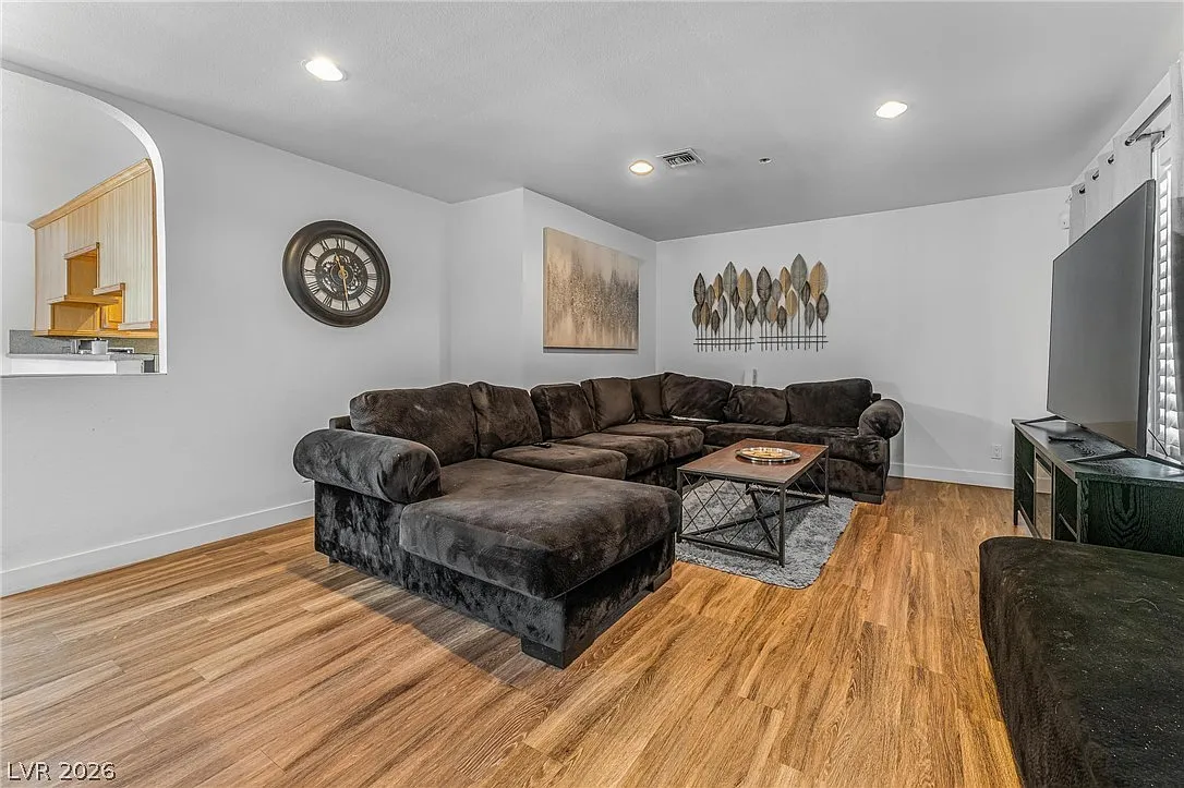 3 bed, 2.0 bath, 1811 sqft, $3,650 — Photo 3