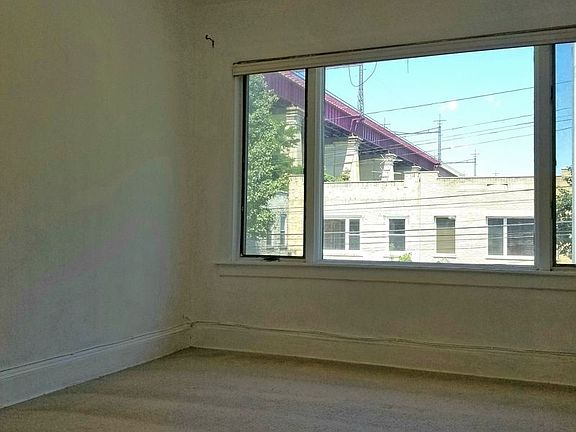 4th image of 2231 Crescent St #1
