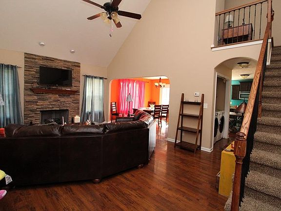 2nd image of 3577 Aurora Dr
