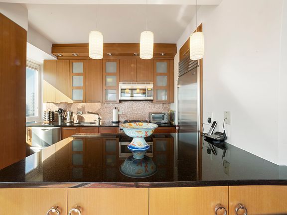 4th image of 150 W 56th St APT 5601