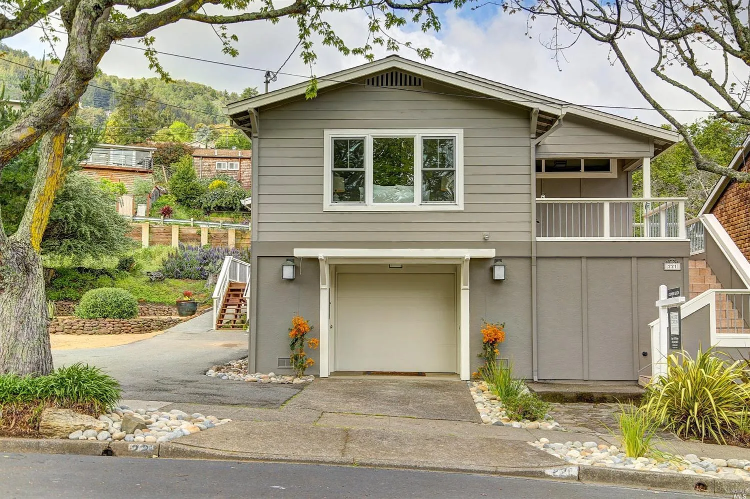 221 Willow Ave photo 1