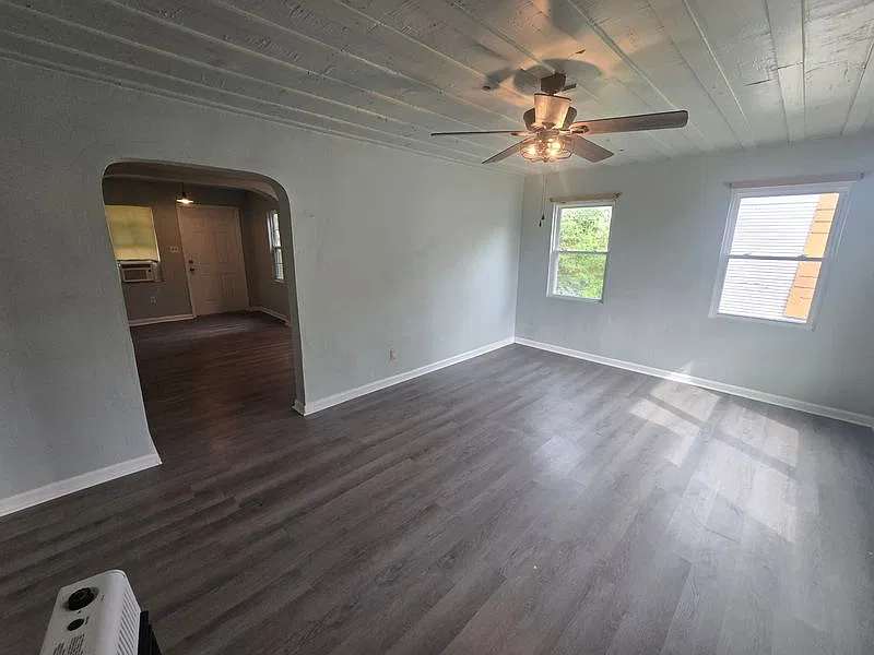 Charming Blue Retreat ? Bright 3 Bed, 1 Bath Single-Story Home — Photo 4