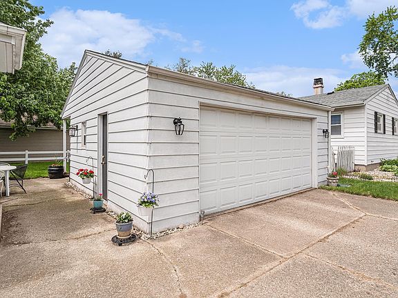 5th image of 1403 Crestwood Blvd