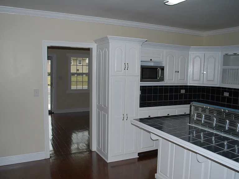 More awesome kitchen pics looking into living room