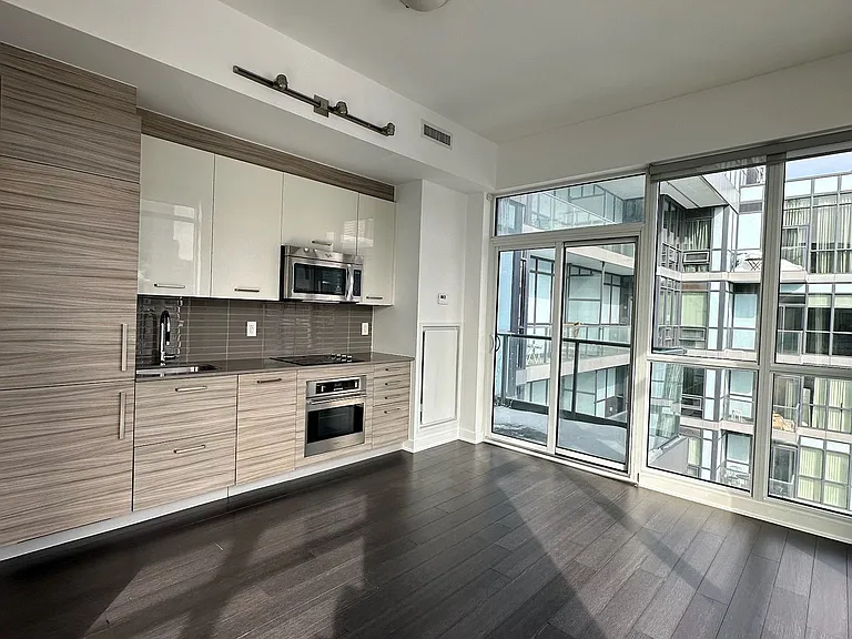 210 Simcoe St #2402 — Photo 6