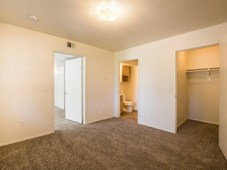 Spacious main bedroom with a private bathroom and walk-in closet