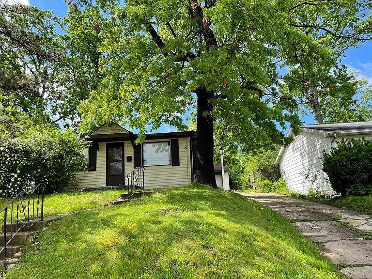 1818 Schiller Ave — Photo 2