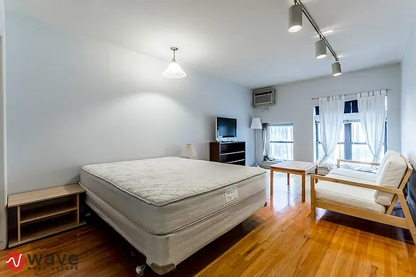 Rented by Wave Real Estate Group | media 30