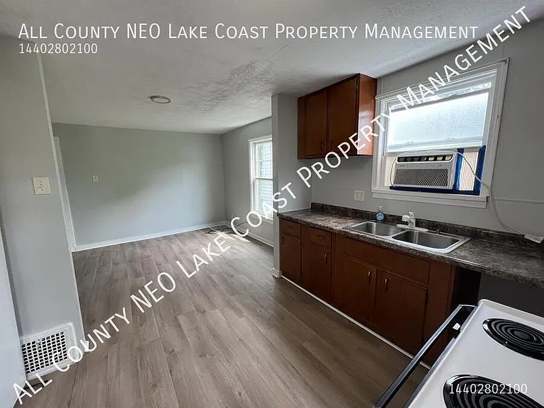 1127 W Erie Ave #1 — Photo 3