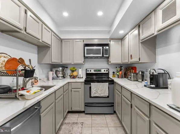 7720 Tremayne Pl APT 111, Mc Lean, VA 22102