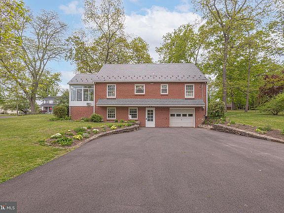 3rd image of 903 N Ridge Rd