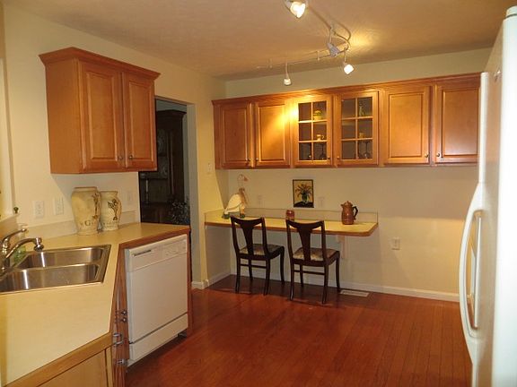 4th image of 12 Campus Ct