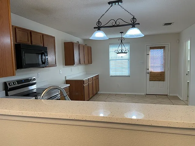 3 bed, 1868 sqft, $2,200 — Photo 4