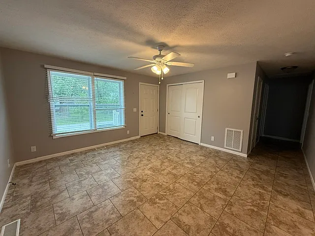 911 N Riverside Dr #5 — Photo 2