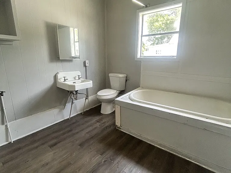 417 Moss St — Photo 9