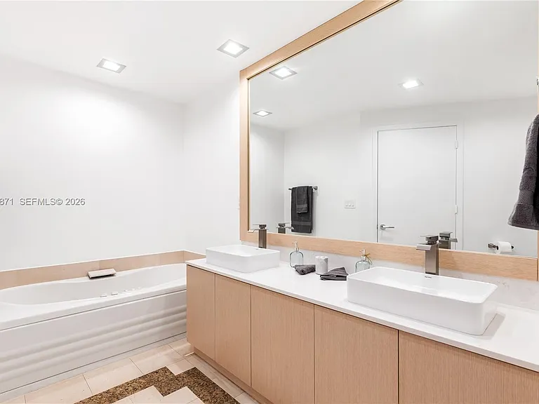 300 S Pointe Dr #907 — Photo 51