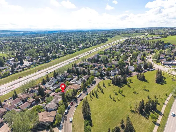 200 N Edgedale Way NW, Calgary, AB T3A 2P9